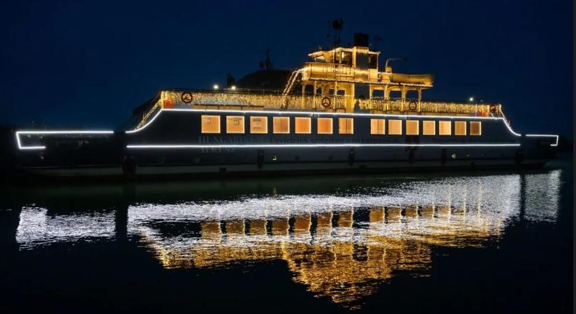 Látványos képeken a Balatont átszelő Fénykomp