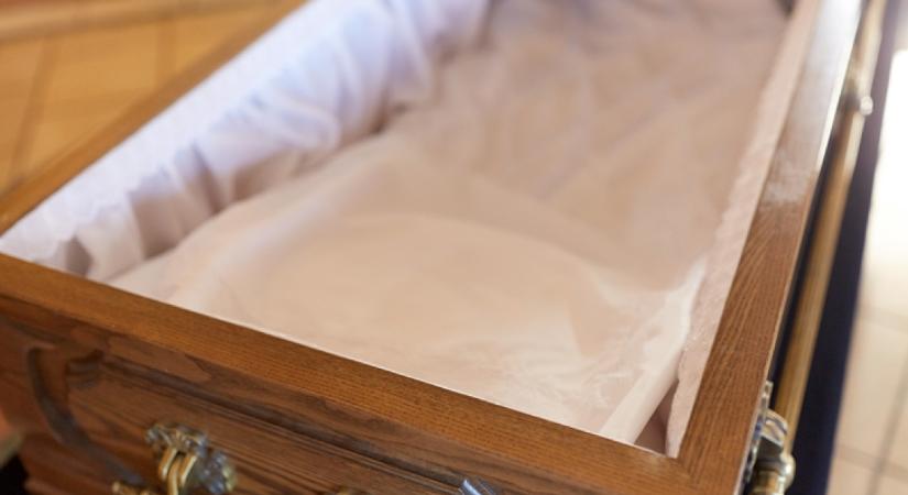 6 nappal a halála után üresen találták a 95 éves nő koporsóját - azt hitték, valaki elrabolta a holttestet, de valóság sokkal megdöbbentőbb volt
