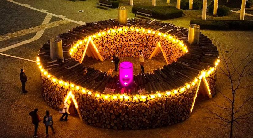 Még nem szedik szét az óriási koszorút, de már igényelhető belőle tűzifa