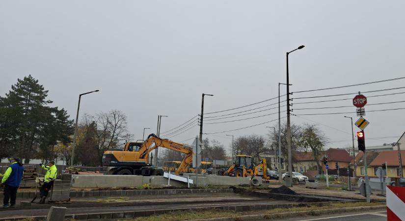 Folytatódnak a munkák a Külsővásártéren, nyolc buszjárat terelőútvonalon közlekedik