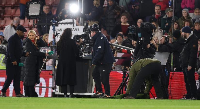 Élő adásban esett össze egy focimeccs felvezetése közben a riporter