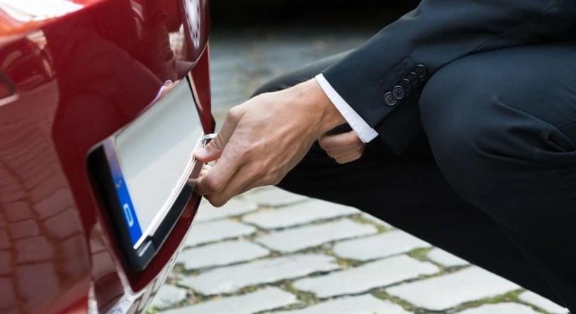 Forgalomból kivont autóra szerelte át a rendszámot