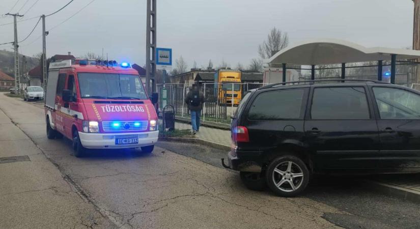 Kerítésnek csapódott egy autó Sárisápon, egy másik jármű is megsérült fotók