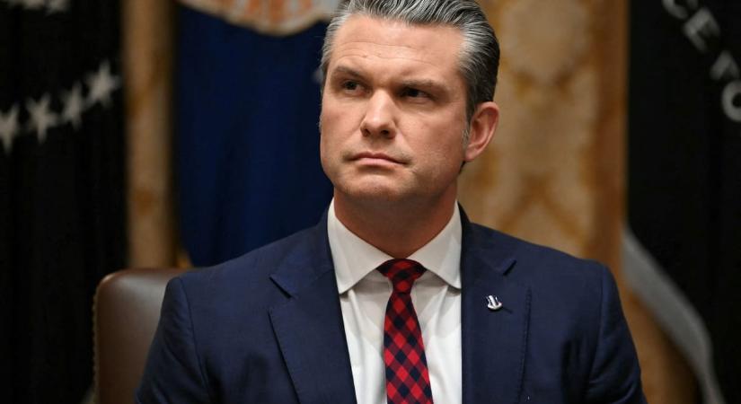 Nem látott a roncsokba kapaszkodó túlélőket, mielőtt elrendelték a második csapást – állítja Hegseth