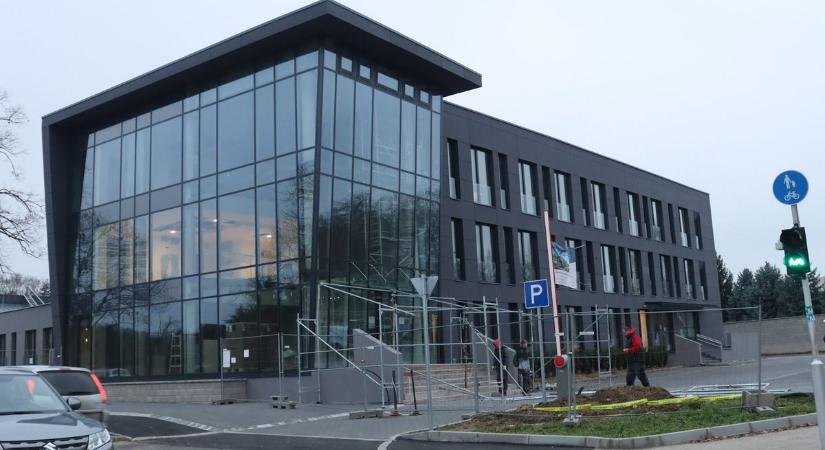 Mi folyik a régi nyomdában? Dr. Iván Gyula megmutatta a készülő egészségügyi óriást (galéria, videó)