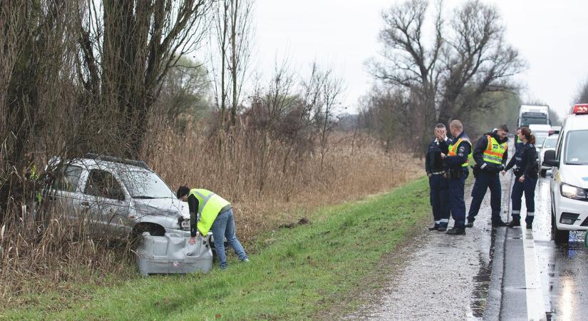 Durva baleset Baranyában: árokba hajtott egy autó a 67-esen