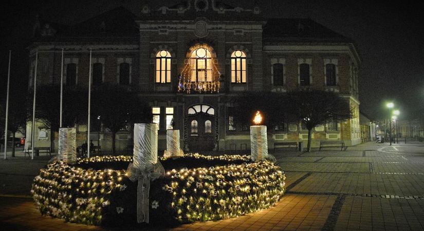 Fantasztikus képeken a kisváros, ami három karácsonyfával készült az adventre (képgaléria)