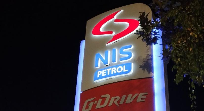 Leállt Szerbia olajfinomítója: torlódás a benzinkutakon, Vucic nyugtat