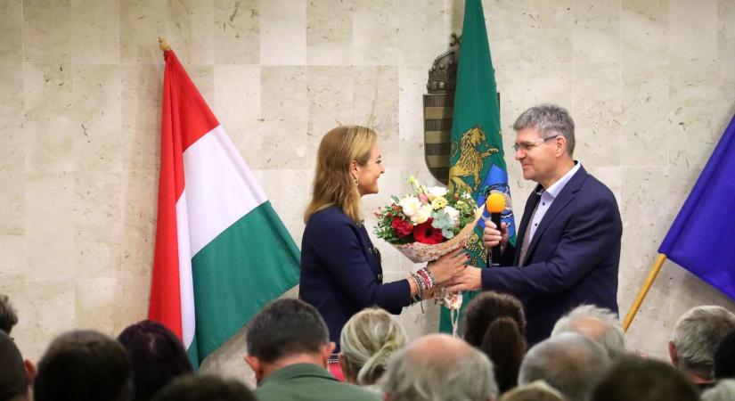 Zsúfolásig telt a díszterem – Sárbogárdra érkezett Vitályos Eszter országjárása