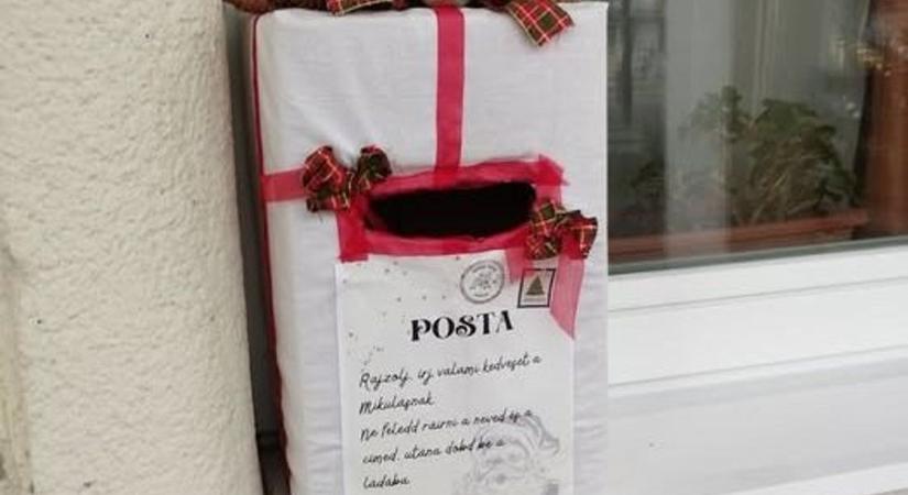 A Mikulás rocksztárként körmölte a válaszokat a hevesi község gyerekeinek