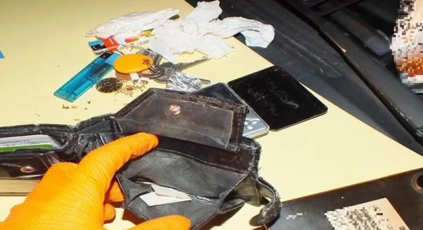 Díler és fogyasztók egy autóban: kiskorú zsebéből is kábítószer került elő