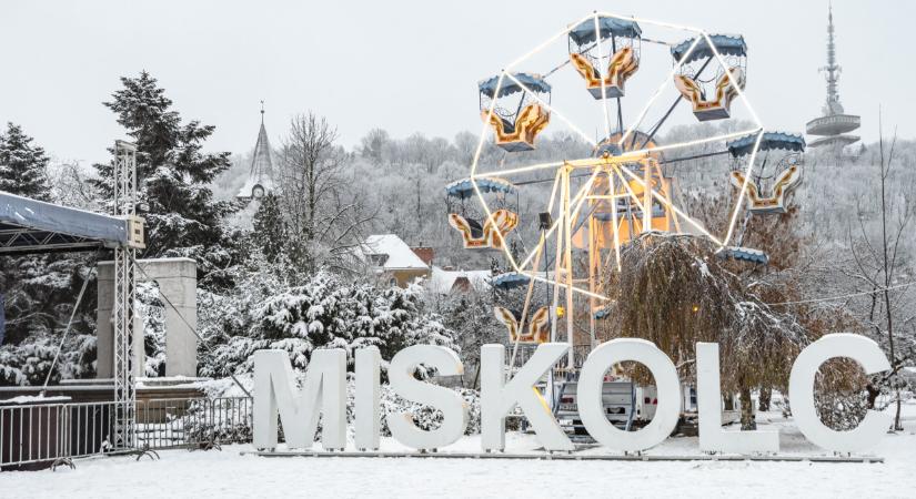 Miskolci karácsonyi vásár 2025: csilingel a fényvillamos, nyit a jégpálya - ne maradj le a sztárfellépőkről sem!