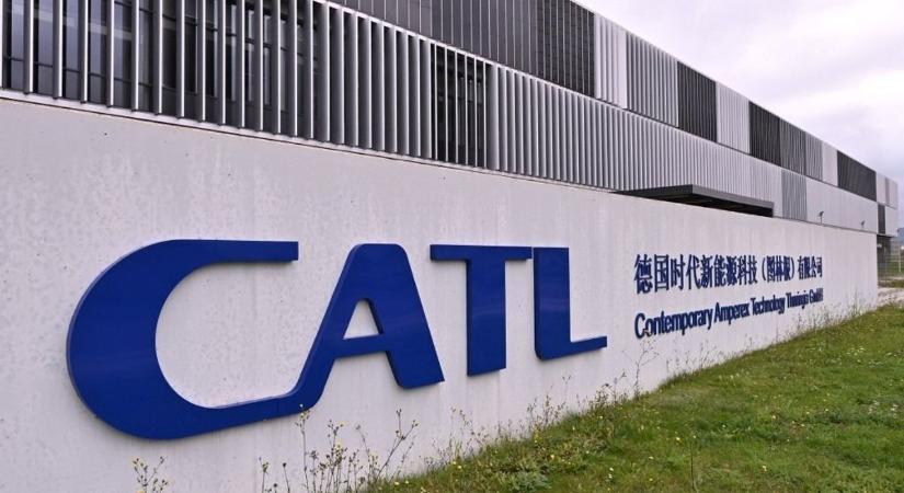 Rendezik a béreket az akkumulátorgyártónál – meglepődik, mennyit visznek haza a munkások januártól