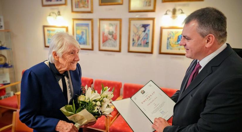 90. születésnapja alkalmából köszöntötték Rozi nénit