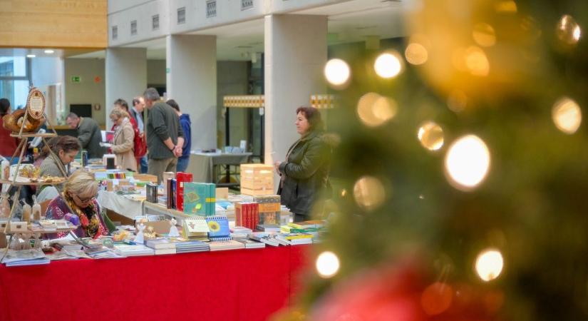 Keresztény Könyvvásár az értékes karácsonyi ajándékokért - fotók