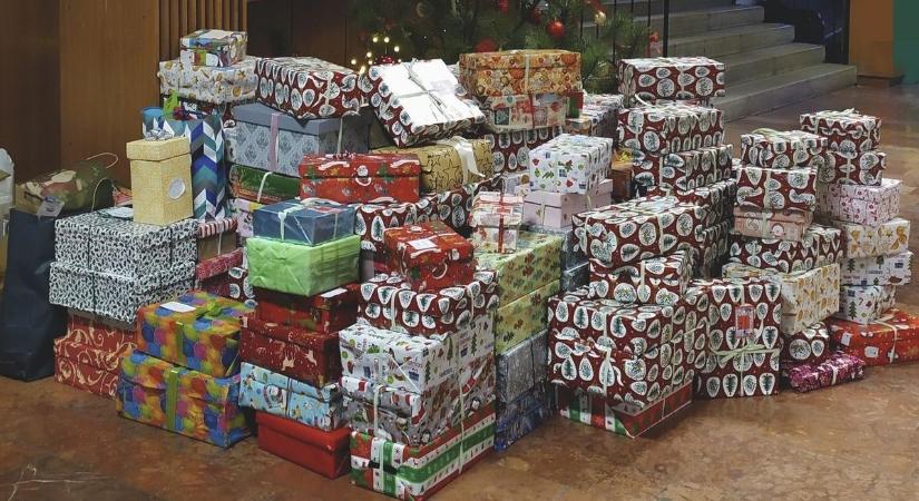 Szívszorító adventi összefogás Pécsen: Angyalbatyu az MCC-ben