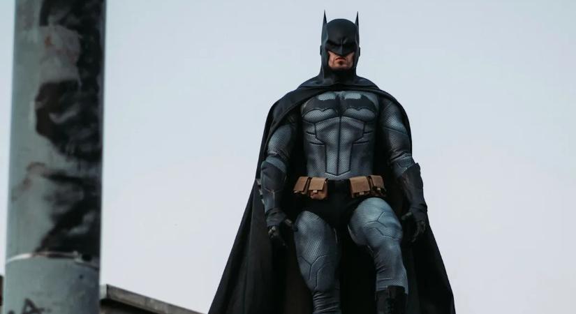 Terhes és leülne a metrón? Öltöztesse a férjét Batmannek!