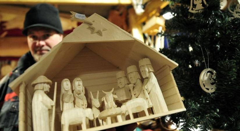 Betlehem-háború Olaszországban: Genova baloldali polgármestere inkább Télapó-falut nyitott