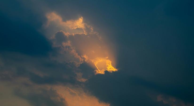 Hatalmas lyuk tátongott a Magyarország feletti masszív felhőpaplanon, különös időjárási jelenség okozta