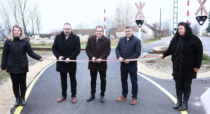 Kész a mélykúti nagy fejlesztés: új kerékpárút könnyíti a közlekedést az 55-ösnél – fotók