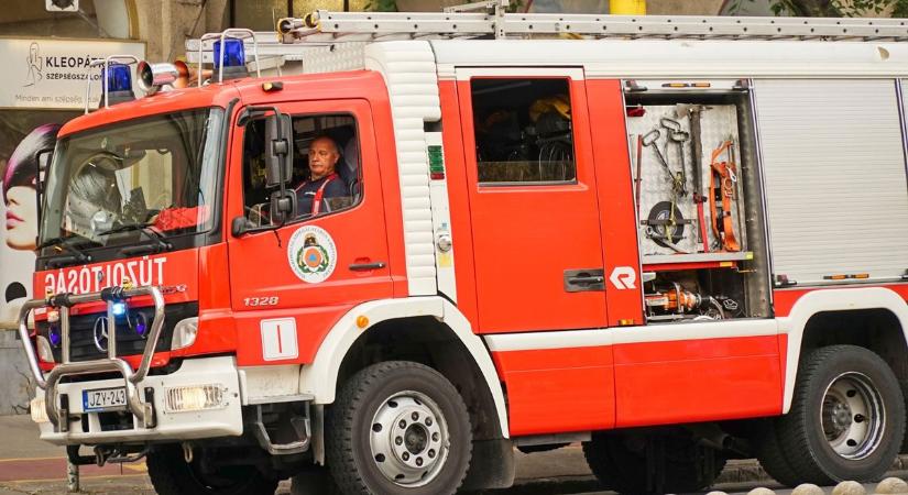 Teljes útlezárás a 43-as főúton, két autó ütközött össze