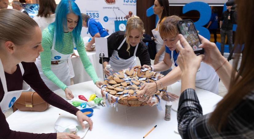 Világbajnokok is ajándékot csomagoltak a rászorulóknak
