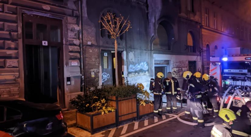 Menekítették a lakókat: kigyulladt egy ház a VI. kerületben, így oltották a lángokat - fotókkal