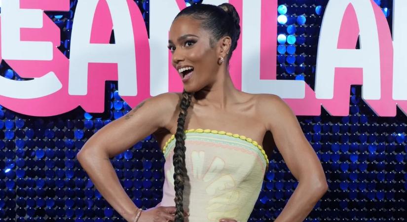 Freema Agyeman egy szál bikiniben villantott -szexi képgaléria