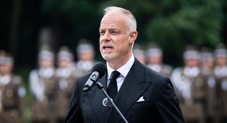 Döntött a kormány, hathavi illetmény jár a rendőröknek és a katonáknak jövő év elején