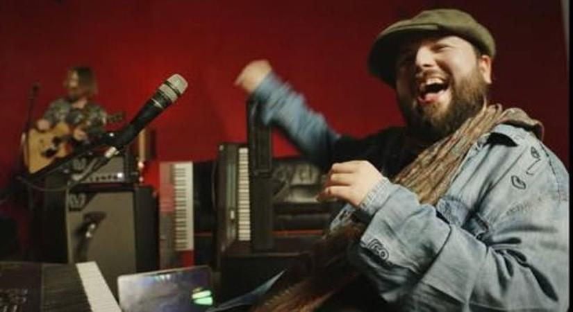 Lemezbemutató és jótékonykodás a szomszédban