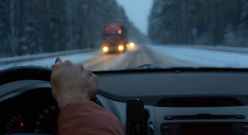 Megcsúszik az autó? A szakértő szerint a legtöbben rosszul reagálnak