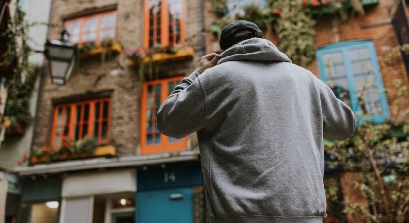 Az anyánál betelt a pohár, amikor a fia barátnője már a kabátját is elvette