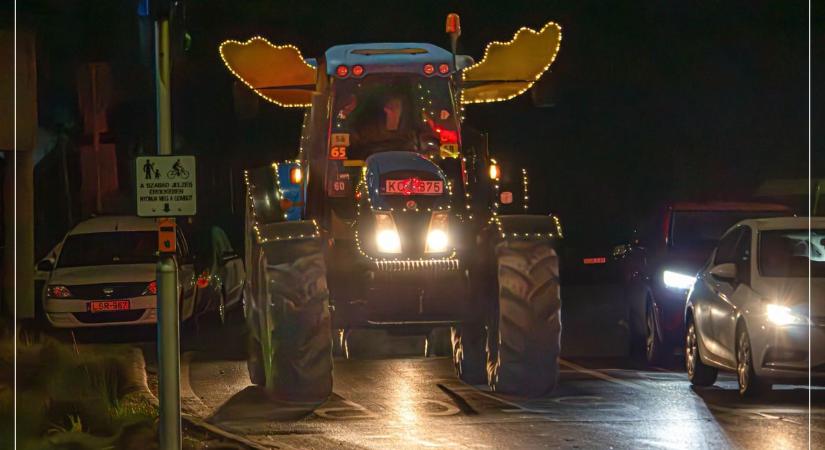 Ünnepi fényekben pompázó traktorok vonulnak Tamásiban