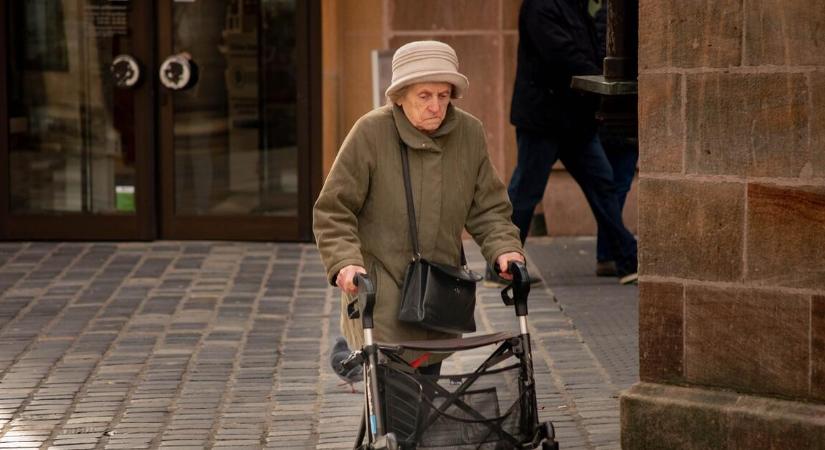 A nyugdíjas parlament elnöke szerint gyalázatosan kevés pénzt költ a kormány nyugdíjakra