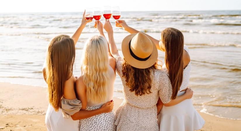 A menyasszony vőlegénye összes korábbi exétől kapott videót a saját lánybúcsúján