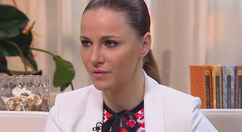 A 43 éves Péter Szabó Szilvia köldökig kivágott ruhában: ilyen merész dekoltázzsal nem láttuk még