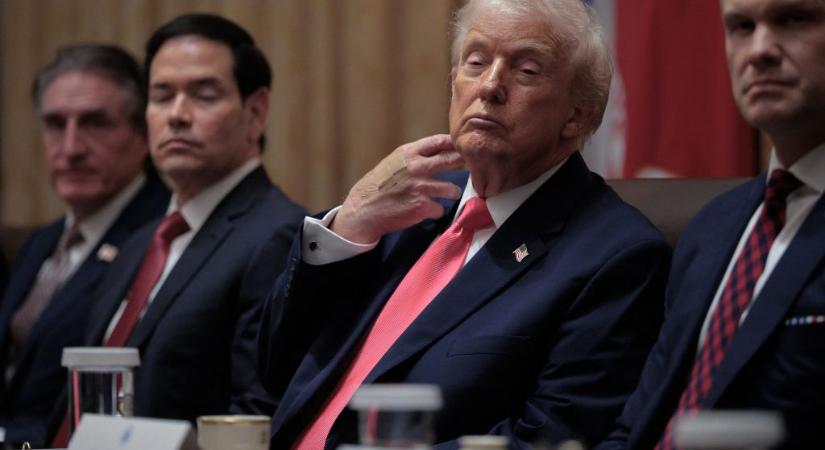 Nagyon úgy tűnik, hogy Donald Trump elaludt egy kabinetülésen