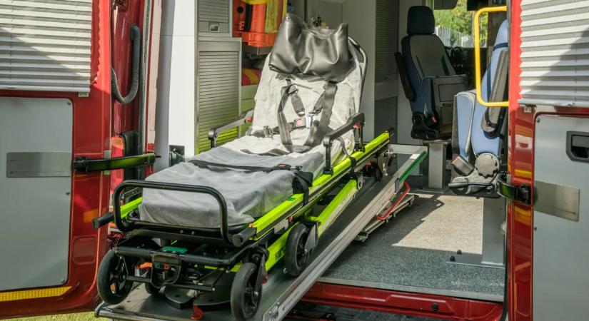 Buszbaleset: több gyerek megsérült, amikor az őket szállító jármű teteje leszakadt