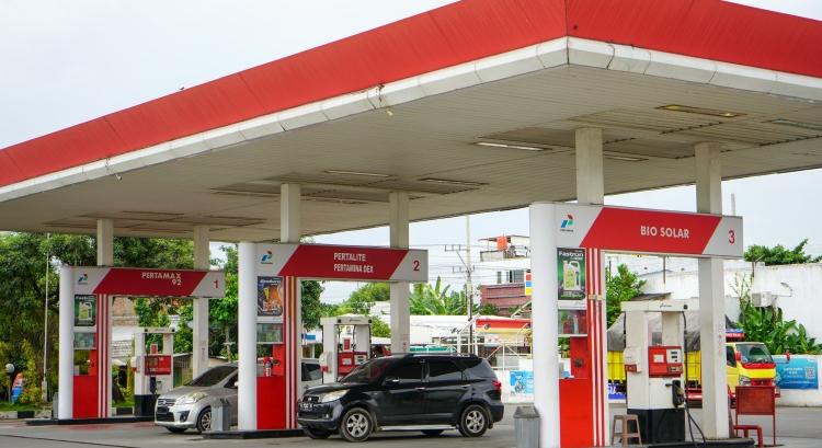 Továbbra is lejtmenetben az üzemanyagár – de csak az egyiké