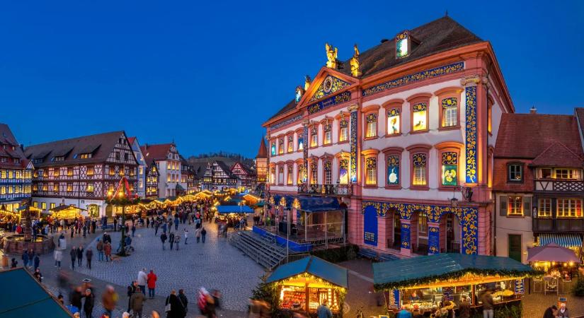 Elképesztő: ebben a városban található a világ legnagyobb adventi naptára