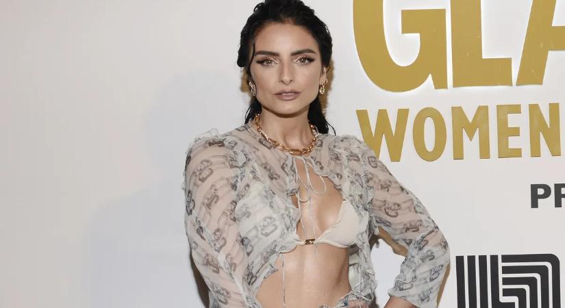 Áttetsző felső, mély dekoltázs – a végzet mexikói asszonya mindent megmutat