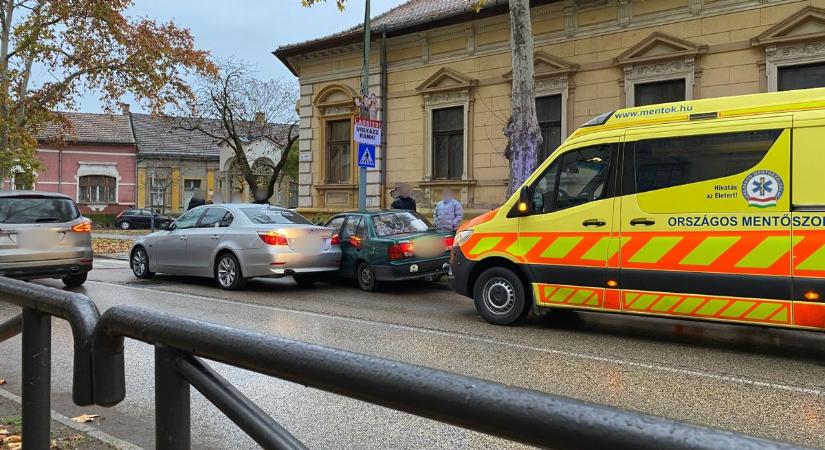 Baleset történt a szolnoki iskola előtt, kisgyerekeket vizsgáltak a mentősök
