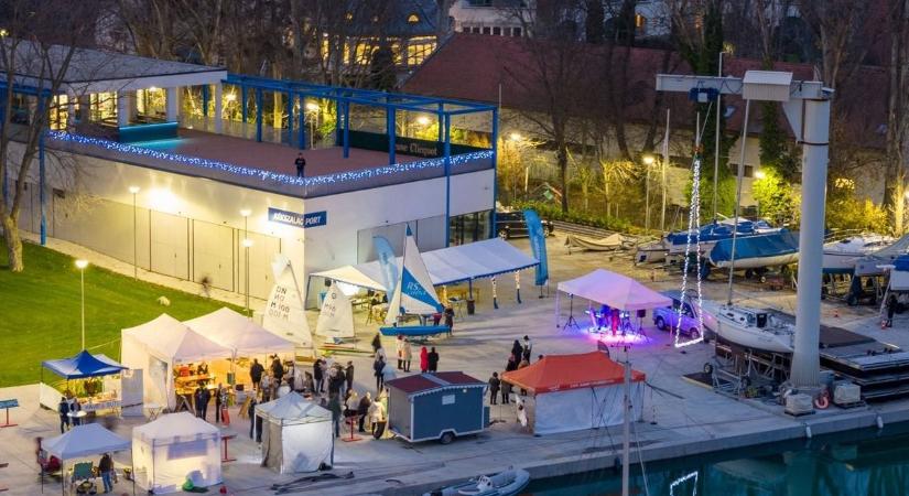 A balatonfüredi kikötőben ünnepi hangulat várja a látogatókat advent második hétvégéjén