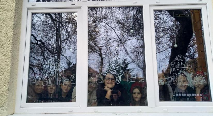 Az ablakon át érkezik a szeretet – együtt várja Szekszárd a karácsonyt