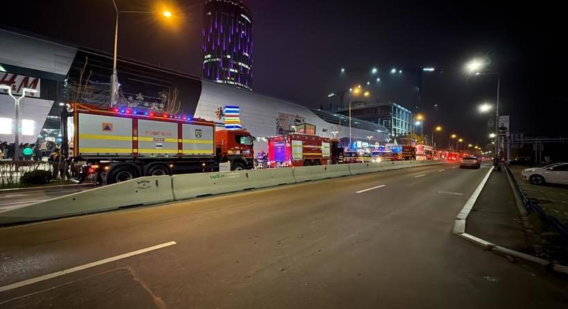 Füst miatt ürítettek ki egy bevásárlóközpontot Bukarestben: 1100 embert menekítettek ki