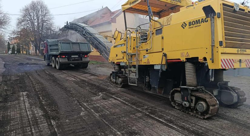 Útfelújításba kezdtek Beregszászban