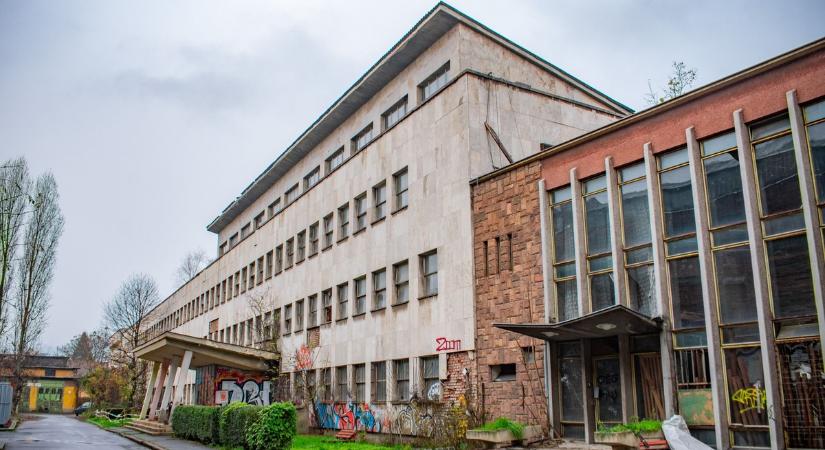 „Látom, ahogy belép az irodába egy pepita kosztümös elvtársnő” – évtizedes titkokat őriz az elhagyatott irodaház