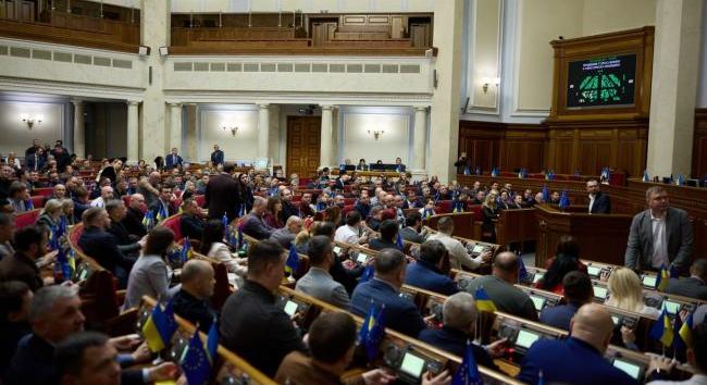 Törölte az oroszt Ukrajna védendő nyelveinek listájáról a Legfelső Tanács