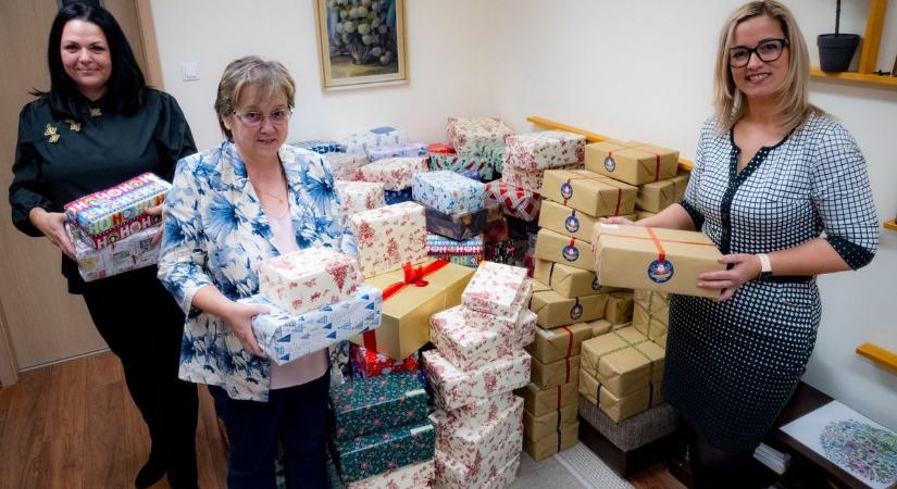 Összeér a szeretetlánc - Idén is elkészül az adventi dobozkarácsonyfa Győrben