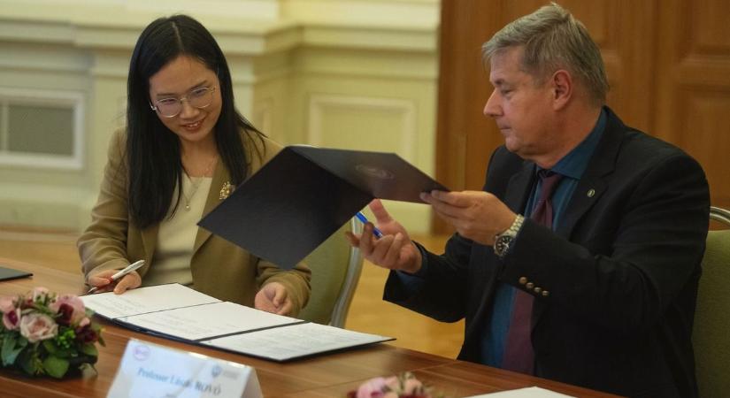 A BYD ajtót nyitott a Szegedi Tudományegyetem hallgatóinak, a gyakornokok egyenesen a csúcstechnológiába csöppennek